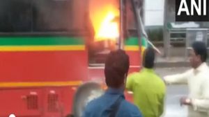 Fire breaks out in BEST AC bus, no passenger hurt | VIDEO