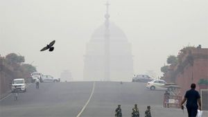 Delhi's AQI worsens, air remains 'very poor'