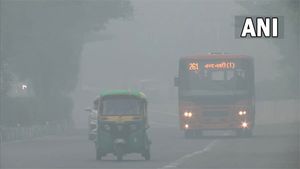 Thick layer of smog with 'very poor' air continues to choke Delhi