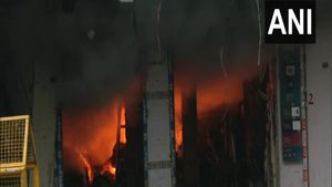 Delhi: Blazing fire at Chandni Chowk market; 40 fire tenders rushed to site
