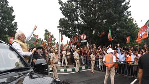 When PM Modi stopped by on Bengaluru street to greet crowd | VIDEO