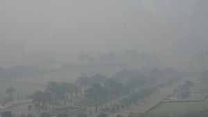 Delhi AQI now 'severe plus' at 472; Noida shuts schools
