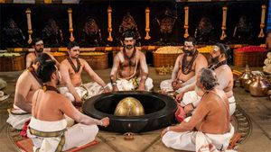 7 priests from Kashi conduct Saptarishi Arati at Isha 