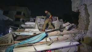 Lucknow building collapse: 16 pulled out alive so far; CM orders probe