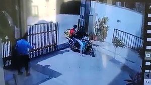 Security guard assaulted by Blinkit delivery executive in Bengaluru | Watch