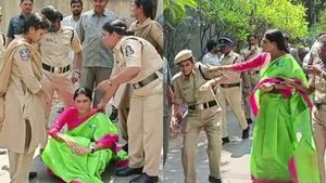 After YS Sharmila, her mother too slaps constable in Hyderabad
