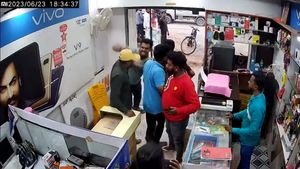 Bengaluru Shocker: Two Men Beat Up Customer Over Using Mobile Phone Charger