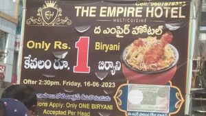 Telangana: Chaotic Scenes at Karimnagar Hotel Offering Rs 1 Chicken Biryani 