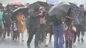 Mumbai Rains: Showers to Continue Today; Road Traffic Hit Due to Waterlogging, Local Trains Slow Down
