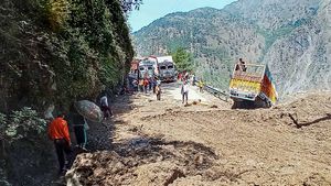4 Dead As Landslide Hits Truck On Jammu-Srinagar  National Highway