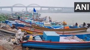 Heavy Rains Lash TN, Holiday For  Schools In Many Districts