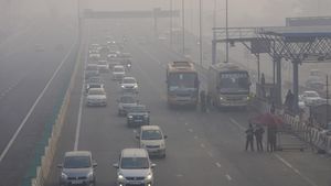 Delhi Records Minimum Temp Of 8.4 deg C, Dense Fog Delays Trains