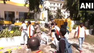 Kannada Rakshana Vedhike Leads Protest For 60% Kannada Nameplates In Bengaluru Shops