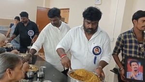 Tamil Actor Vijay Trolled After Fans Serve Food To Chennai Flood-Affected People Holding His Pic