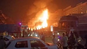 CMR Shopping Mall In Hyderabad's Uppal Area Gutted In Massive Fire; Short Circuit Blamed | Video 