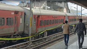 Hyderabad: Charminar Express Derailed, 50 Passengers Injured