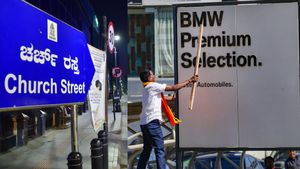 Signboards Without 60% Kannada Display Removed By BBMP In Bengaluru
