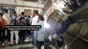 Mumbai: Vashi Commuters Push Train to the Side to Save Man Caught Under Wheels; Video Goes Viral