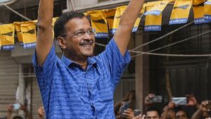 Delhi Police Files FIR After Graffiti Targeting Kejriwal Spotted On Delhi Metro Trains