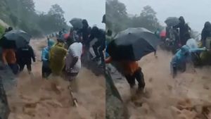 Cloudburst-Like Rain At Raigad Fort, Video Shows Tourists Struggle Amid Waterfall-Like Conditions