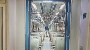 Mumbai Local Train News: Railway Ministry Delays AC Local Trains Amid Rising Demand