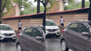 Mumbai Viral Video: Man Caught Misbehaving With Pants Down In Juhu; Mumbai Police Take Action Immediately