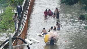 Flights Cancelled, Vehicles Submerged, Trains Diverted - 12-Hour Rain Spell Cripples Mumbai