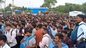 Watch | Mumbai Viral Video: Thousands Rush For Air India Jobs, Kalina Sees Stampede-Like Scene