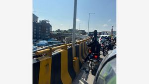 Bengaluru’s Double-Decker Flyover Bottleneck: Midday Traffic Snarls Affect Commuters