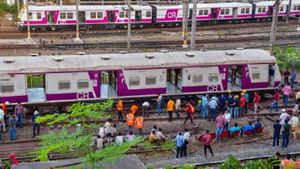 Mumbai Local Train Services Disrupted Today: Mega Block Hits Key Routes