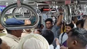 Mumbai Local Train News: Viral Video Shows Passenger Assaulting TTE On Churchgate-Virar Route