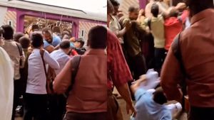 Mumbai Viral Video: Man's Desperate Attempt To Exit Local Train Highlights Daily Chaos | Watch