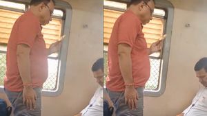Mumbai Local Train Viral Video: Passenger's Patriotic Gesture During National Anthem Sparks Debate | Watch