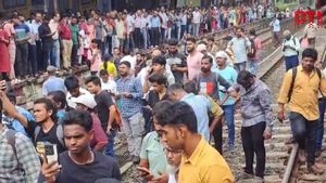 Rail Roko Protest At Badlapur Station: Locals Halt Trains Over Sexual Assault Of Two Nursery Girls | Watch