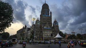 Mumbai Airport Illegal Lodgings Targeted: BMC Cuts Water and Power to 70 Hotels