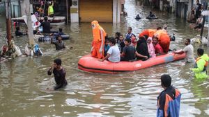 Telangana, Andhra Reel Under Heavy Rainfall; Flooding Disrupts Train Services