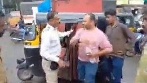 Watch | Viral Video: Traffic Constable Slapped And Assaulted By Rickshaw Drivers In Ulhasnagar | Watch