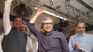 Mumbai Local Train Services News: Ashwini Vaishnaw Unveils Plan For 301.5 Km Expansion And New AC Trains
