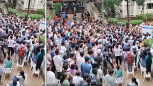 Pune: Students' Protest Erupt Over Lack Of Arrangements In VIT College For Admission Process
