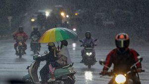 Heavy Rains Batter Bengaluru: Flights Diverted, Waterlogged Streets