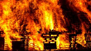 Mumbai: 7 Killed After Massive Fire Engulfs Shop-Cum-Residential Building