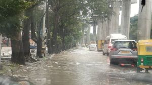 Bengaluru Flood Alert: Heavy Rains Lead to Uprooted Trees, Waterlogged Streets And Traffic Advisories Issued