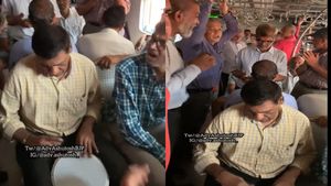 Watch | Mumbai Viral Video: Spontaneous Concert Breaks Out In Local Train, Captivating Passengers
