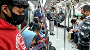Delhi Metro: Transgender Person Strips Naked In Public Argument | Viral Video