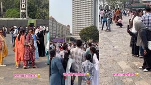 Mumbai Viral Video: Woman With Placard Outside Taj Hotel Amuses Onlookers, Wins Hearts Online | Watch