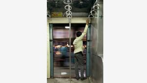Mumbai Local Train Service: Western Railway Earns Record Rs 164 Crore Through Non-Fare Revenue