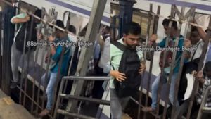Mumbai Viral Video: Dangerous Shortcut Taken By Passengers On Local Train To Avoid Platform Crowd | Watch