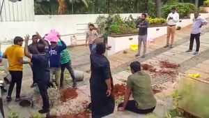 Six Arrested for Vandalising, Throwing Stones, Tomatoes At Allu Arjun’s Hyderabad Residence