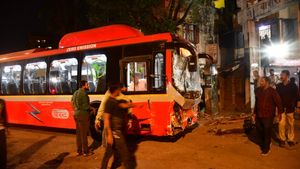 Brake Failure Or Chaos? Mumbai's Deadly BEST Bus Crash Leaves 7 Dead, 43 Injured
