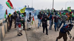 Farmers' ‘Dilli Chalo’ Protest Confronted By Police Action At Punjab-Haryana Border, Tear Gas Used Again